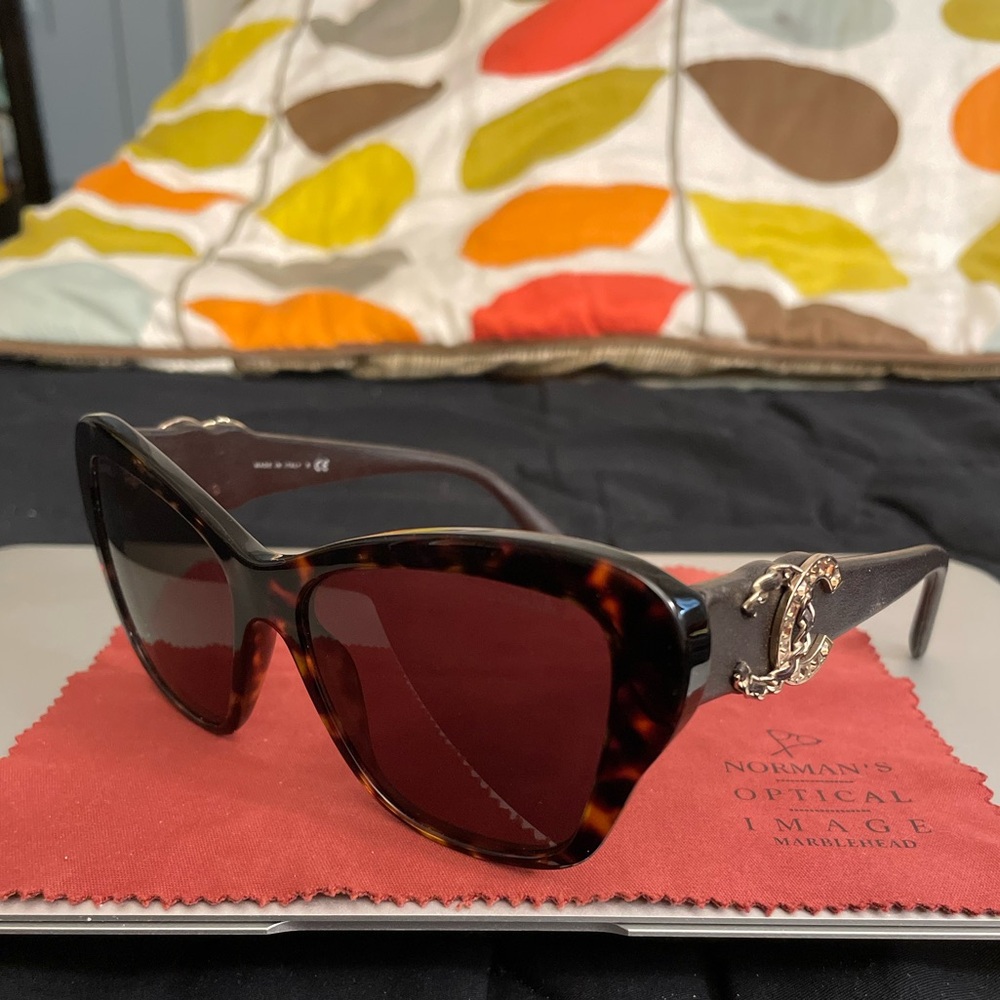 CHANEL CC Logo Sunglasses in Havana Brown